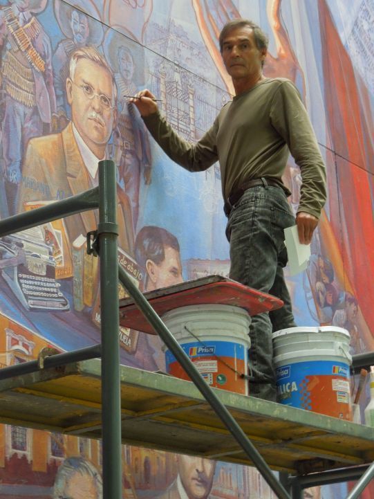 Jorge Monroy pintando un mural